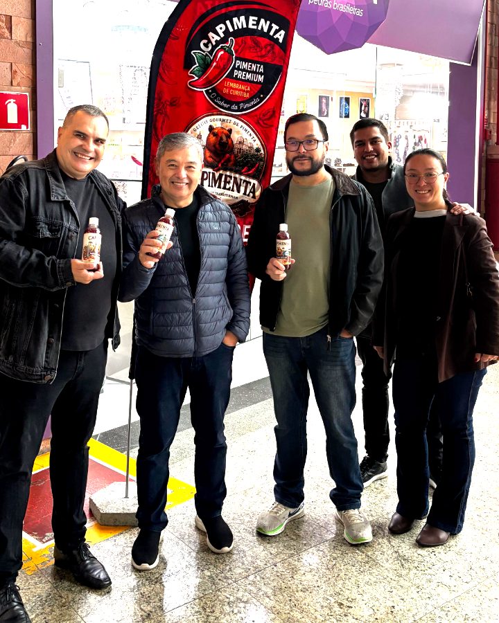 Grupo de clientes com as geleias Capimenta na inauguracao