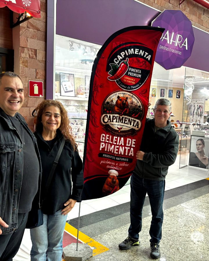 Clientes ao lado da bandeira Capimenta