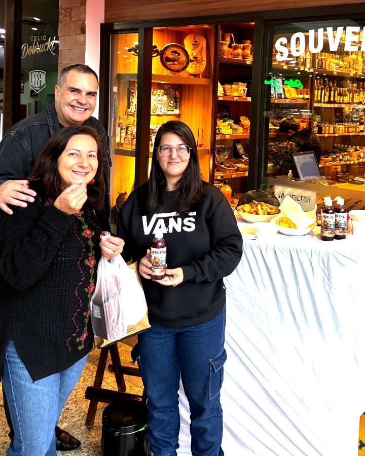 Clientes provando a geleia na mesa de degustacao